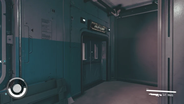 広い部屋の1階にある「Utility Closet」の扉をカードキーで開錠する:もつれ